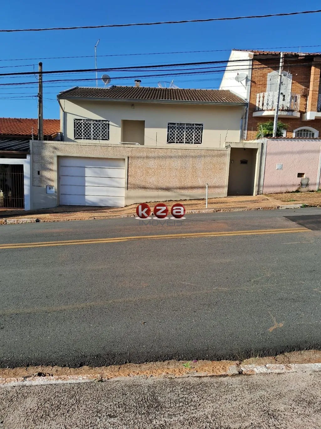 Foto do imóvel Excelente oportunidade! Casa à venda em Valinhos-SP, bairro São Cristovão: 3 quartos, 1 suíte, 2 salas, 3 banheiros, 3 vagas de garagem, 200 m².