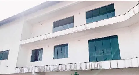 Imagem LOCAÇÃO DE CASA COMERCIAL NO CENTER VILLE, EM ARUJÁ/SP, 740m² com 2 salas, cozinha, piscina, jardim, quintal amplo e 4 vagas p/ autos. CONSULTE-NOS.
