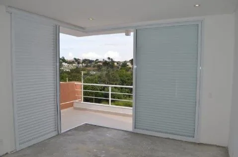 Imagem VENDA DE SOBRADO NO CONDOMÍNIO VERDES LAGOS, EM ARUJÁ/SP, com 453m², 05 suítes, piscina, churrasqueira, 03 salas e 04 vagas cobertas, CONSULTE-NOS.