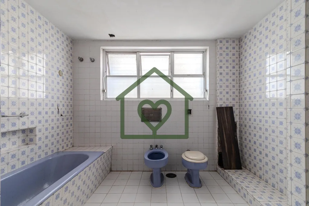 Imagem Referência em um dos endereços mais icônicos de Porto Alegre, este apartamento no Edifício Troca...