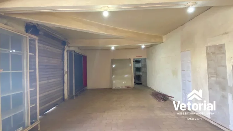 Imagem Ponto Comercial no Centro de Barreiras, formato retangular, frente ampla, 04 vagas de garagem frontal, 02 banheiros, depósito.