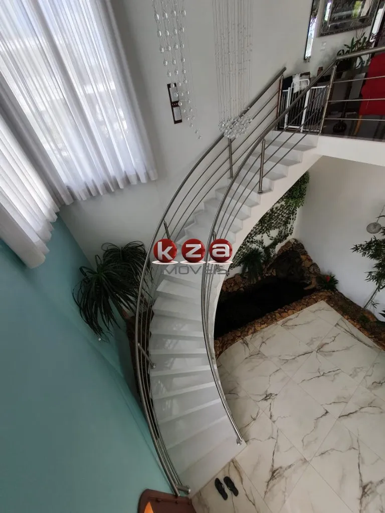 Imagem Casa de luxo no Condomínio Portal do Lago: 4 suítes, 3 salas, 7 banheiros, 2 vagas, 541m² em Valinhos-SP. Venda ou locação.