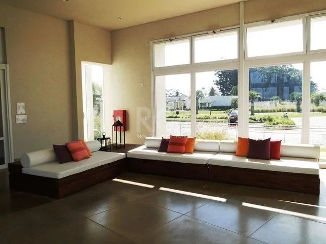 Imagem Excepcional sobrado 5 dormitórios com 5 suítes, totalmente mobiliado e ricamente decorado a beira lago em Xangrilá, no Condomínio Enseada.