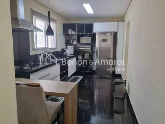 Imagem Sobrado amplo com ambientes bem distribuídos, ideal para quem busca conforto e espaço para a famí...