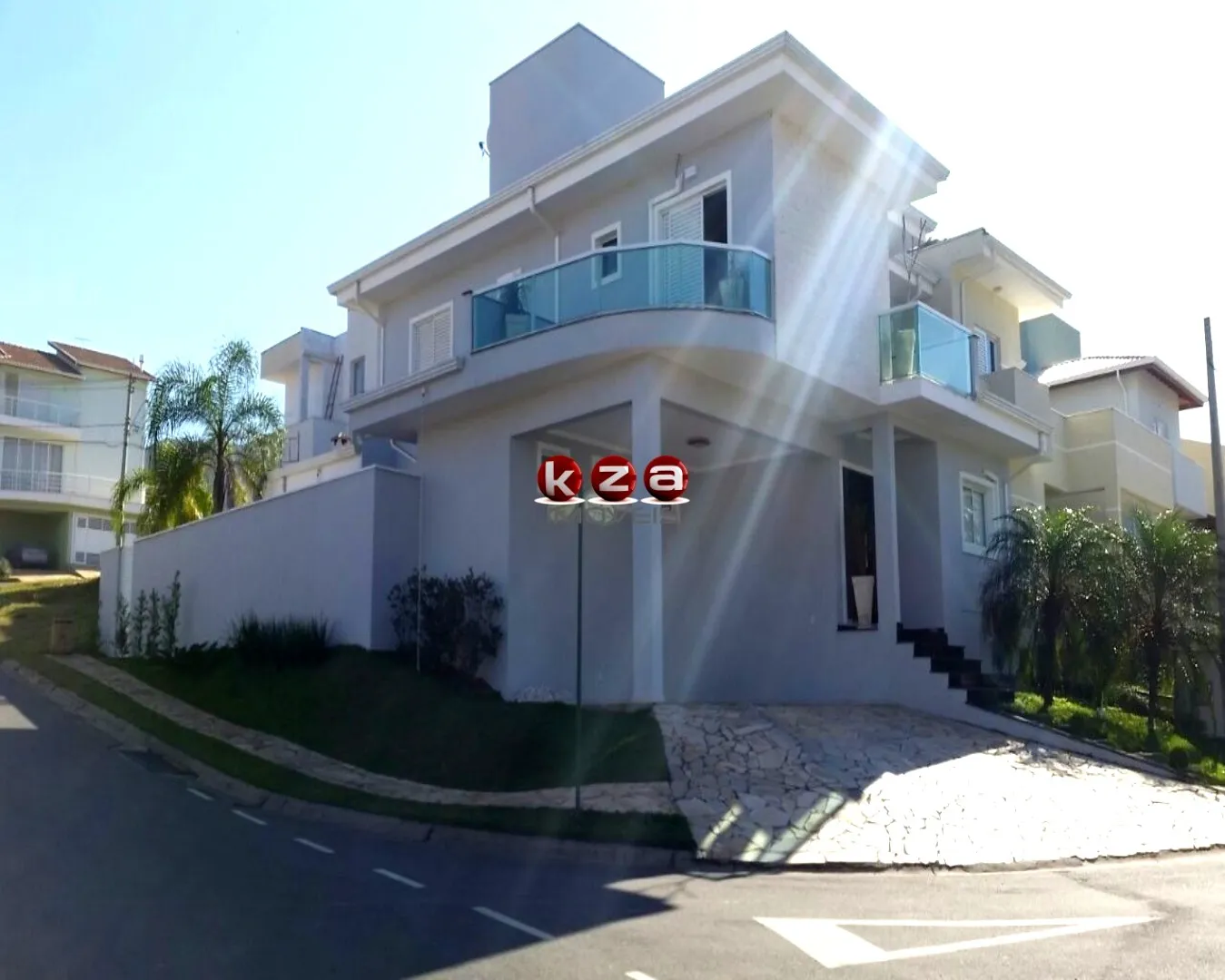 Foto do imóvel Casa de luxo em condomínio: 4 quartos, 3 suítes, 2 salas e 230m² em Valinhos-SP. Venha conferir!