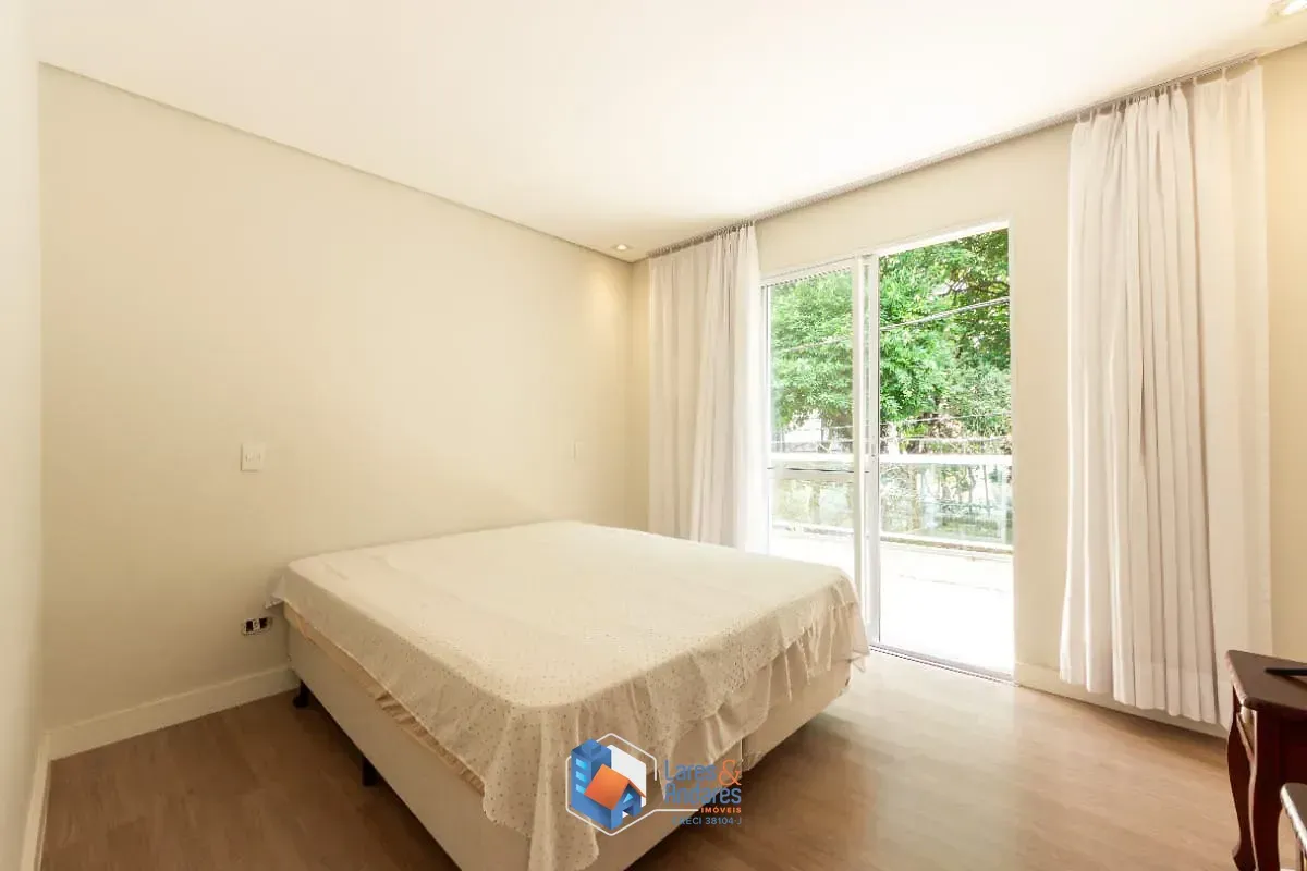 Imagem Sobrado para venda em Vila Palmeiras com 3 quartos, sendo 3 suítes, 240m²