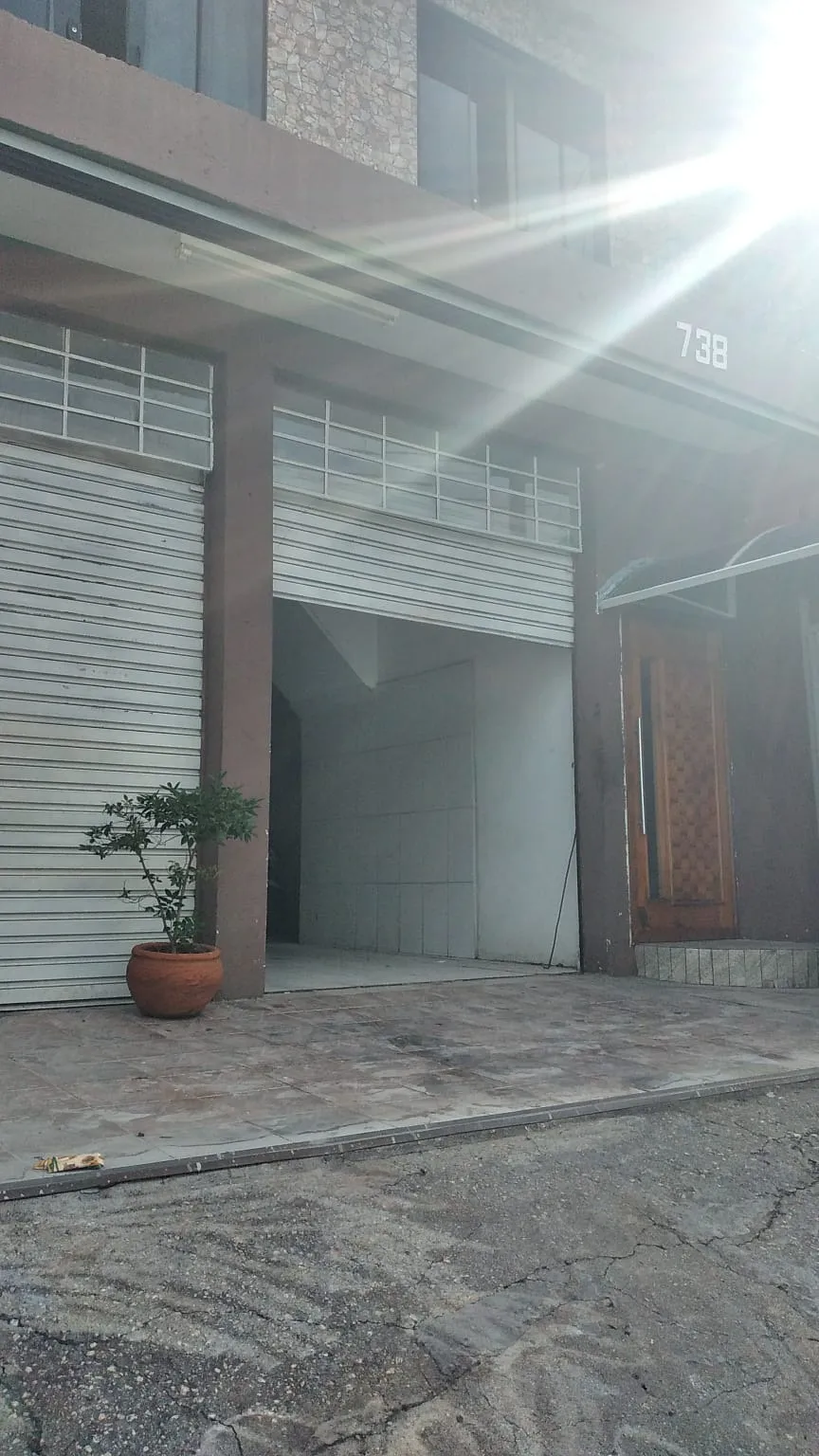 Imagem Salão Comercial e Casa à Venda no Jd. Sto. Amaro, Zona Norte de Sorocaba - 94m² e 90m²