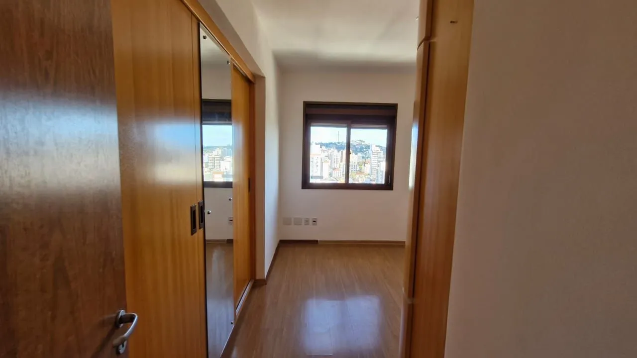 Imagem Apartamento no Menino Deus impecável, 2 dormitórios 1 suíte, 3 banheiros, 1 garagem