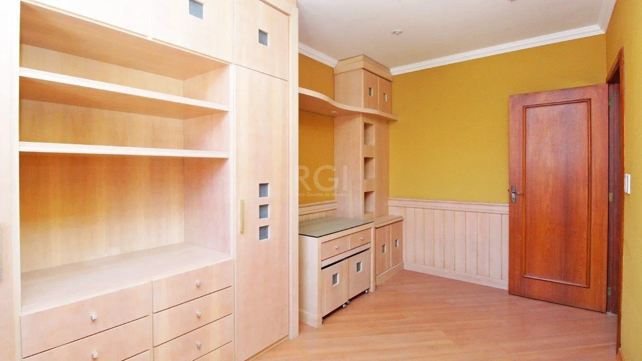 Imagem Excelente casa em condomínio com três (3) dormitórios, uma (1) suíte, duas (2) vagas de garagem próximo ao Barra Shopping , no bairro Cristal em Porto Alegre.