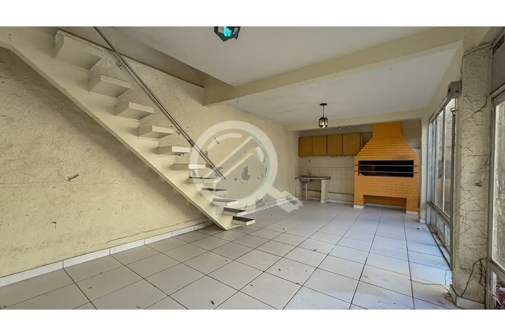 Imagem Ampla casa com 14 peças incluindo um anexo de 3 andares, salas com lareira, 2 suítes, 4 quartos, e...