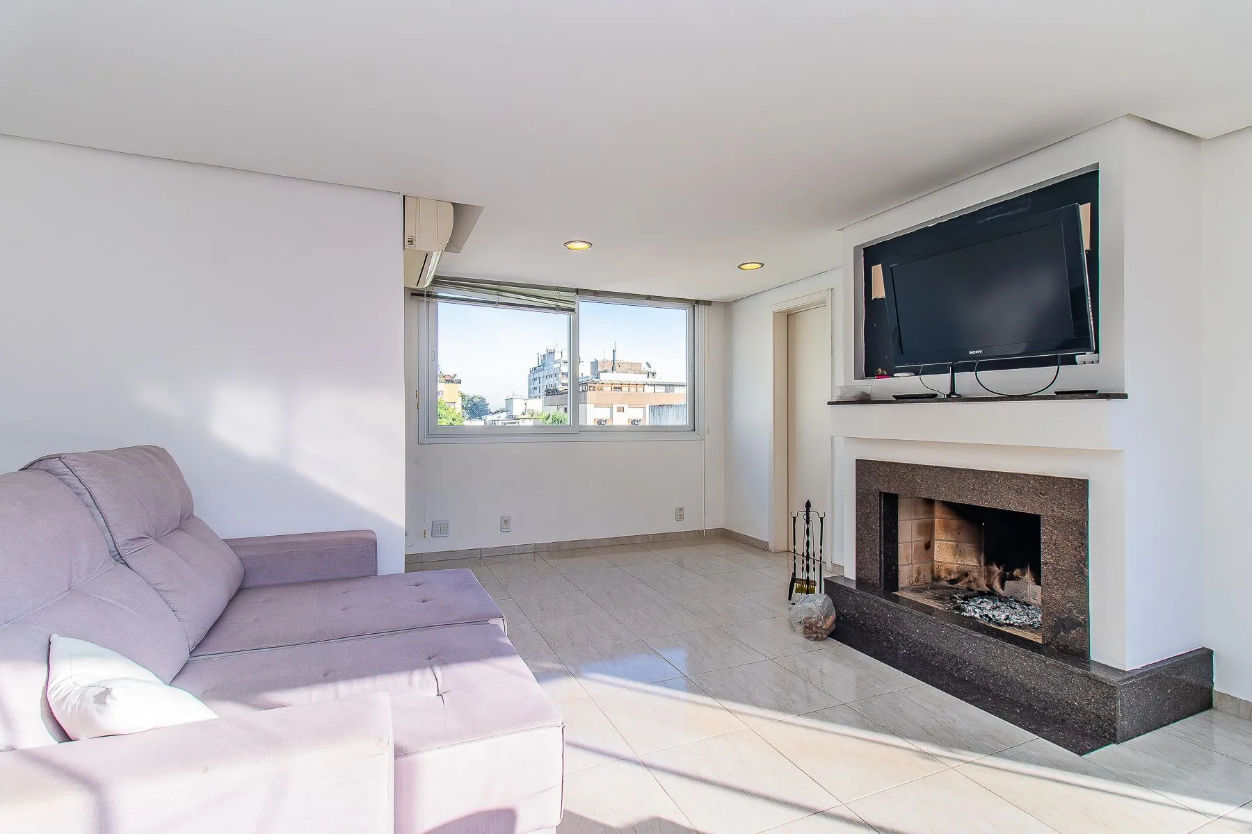 Imagem Amplo apartamento duplex com 2 dormitórios e 1 vaga de garagem.