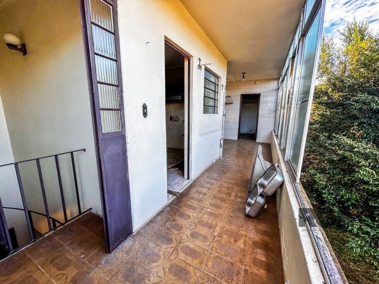 Imagem Casa com 2 salas comerciais, 3 quartos, vaga de garagem churrasqueira, suíte, no bairro Cavalhada, Porto Alegre/RS