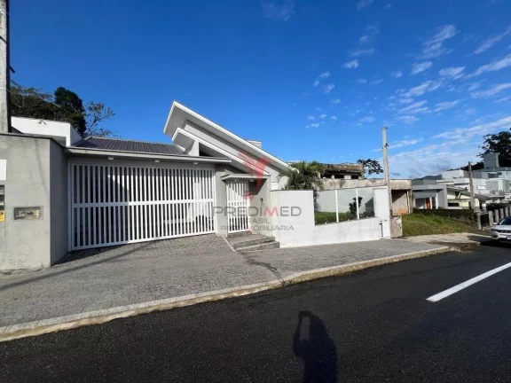 Casa Alto Padrão Localizada no Bairro Amizade. Aceita imóvel de menor valor em Rua José Scheuer