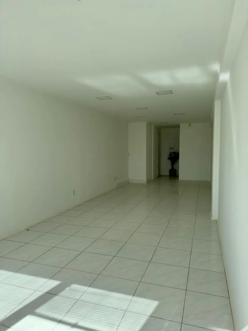 Imagem OPORTUNIDADE IMPERDÍVEL - SALA COMERCIAL NA AV. CRISTÓVÃO COLOMBO