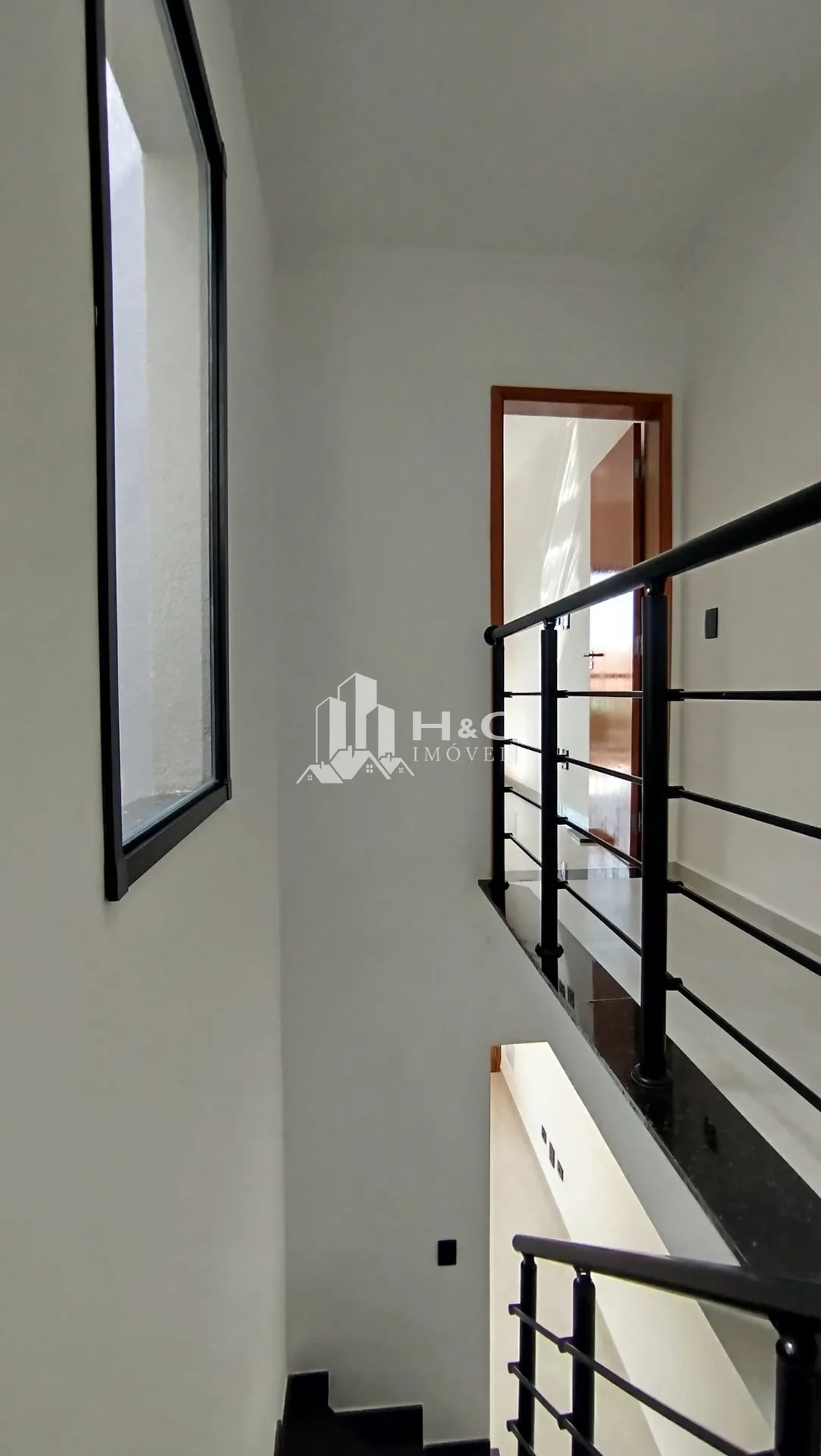 Imagem Sobrado Frontal à Venda - 3 Dormitórios (1 Suíte) - Acabamento em Porcelanato! BAIRRO JARDIM BRASILIA