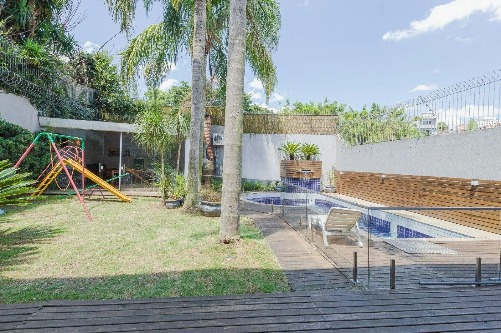 Imagem Casa Imponente com 5 Dormitórios (3 Suítes) no Bairro Chácara das Pedras