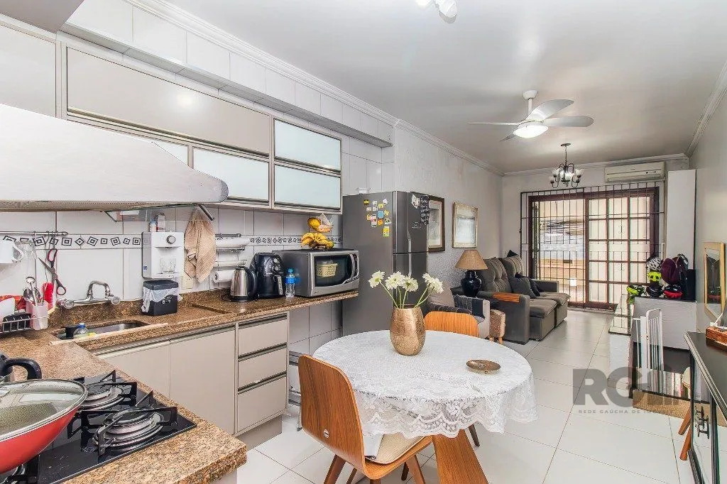 Imagem Casa para Venda - 110m², 2 dormitórios, sendo 1 suítes, 2 vagas - Menino Deus
