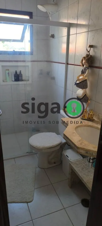Imagem Casa Espaçosa com 3 Quartos, Suíte, Quintal e Churrasqueira em Localização Privilegiada
