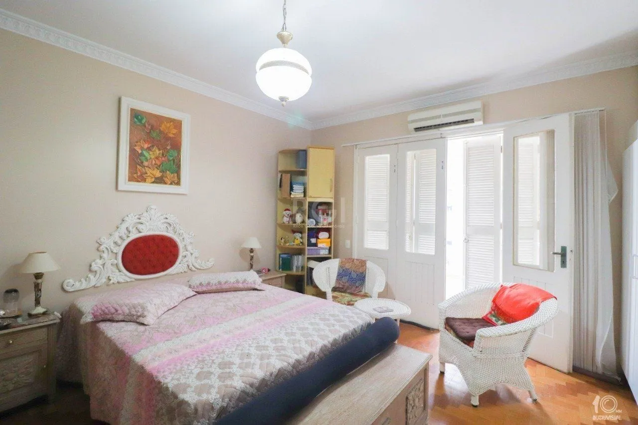 Imagem Apartamento á venda com 3 dormitórios com 1 suíte com sacada + 2 sacadas na sala e living, 233,85M² e 1 vaga de garagem escriturada e coberta, no Bairro Independência em Porto Alegre.