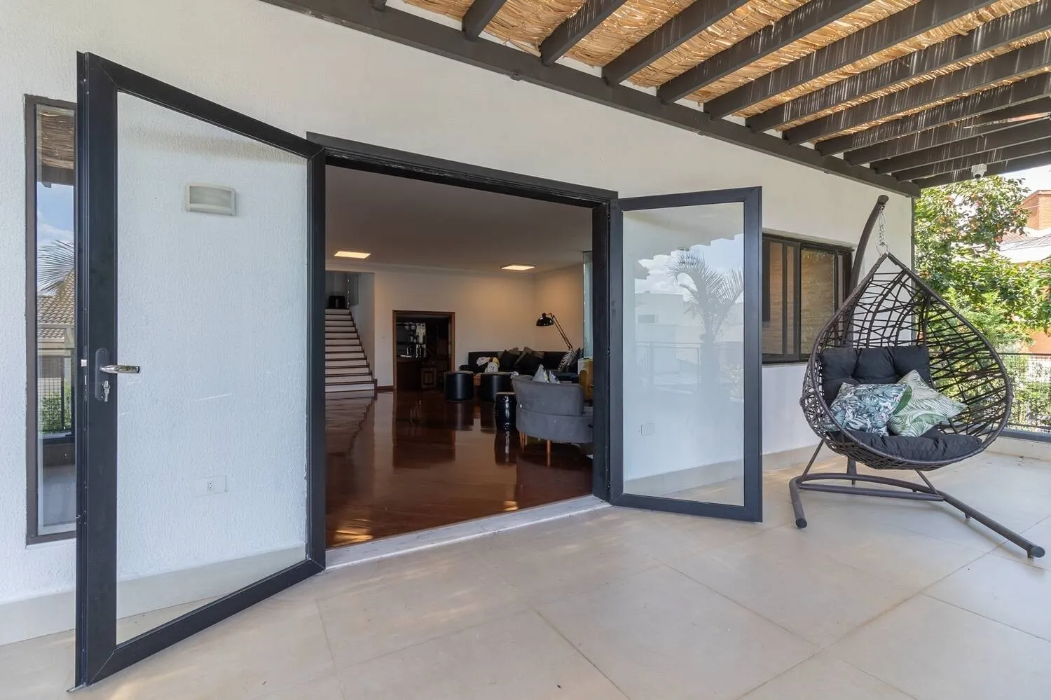Imagem Casa de Luxo Modernizada em Alphaville ? Privacidade, Conforto e Sustentabilidade