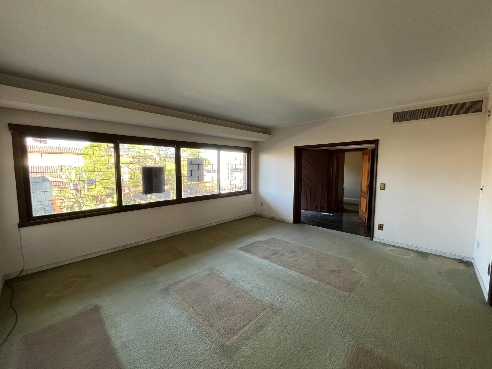 Imagem Casa de 4 quartos, 2 suítes e 2 vagas de garagem no bairro Boa Vista em POA