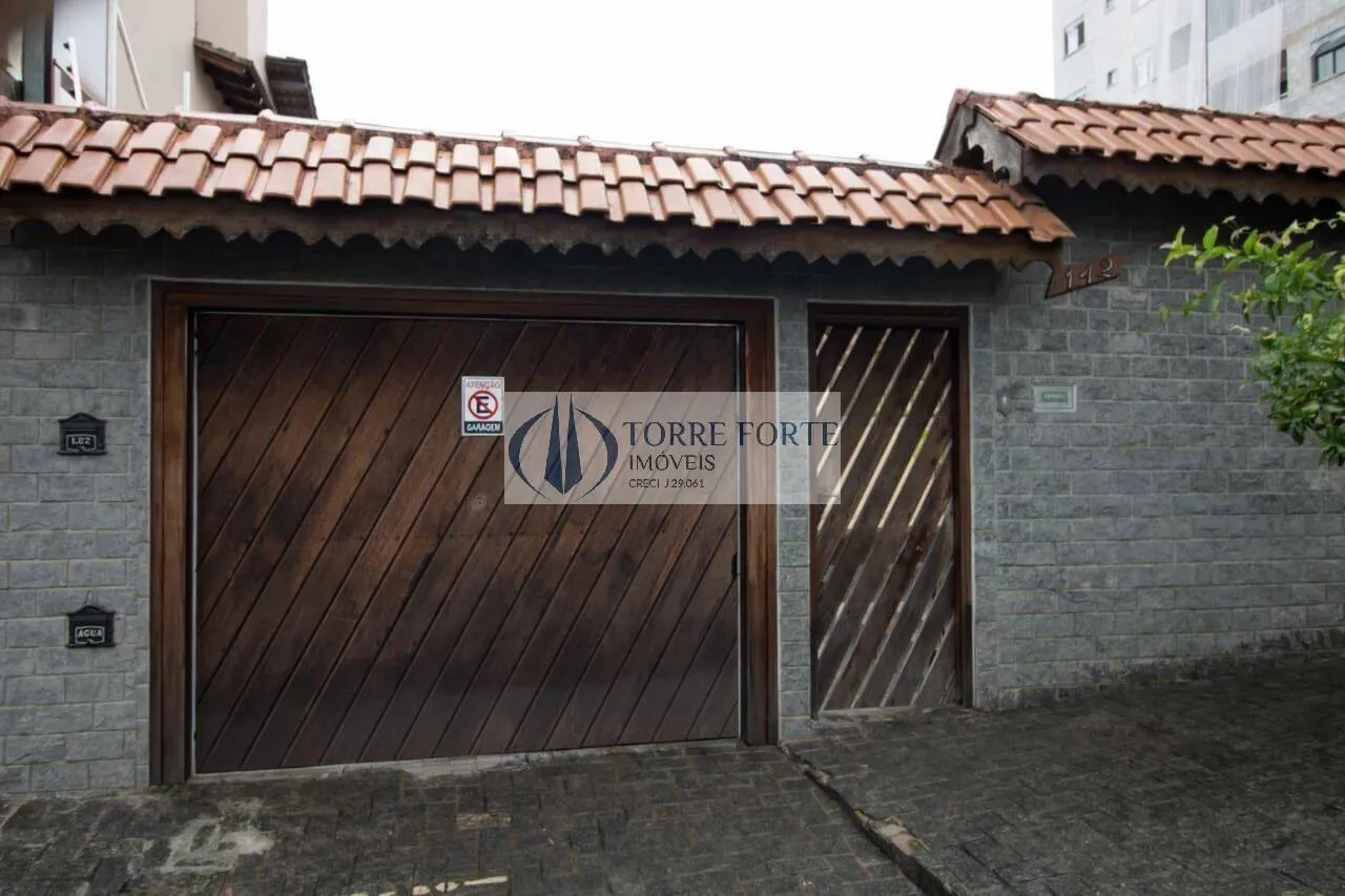 Imagem Casa com lindo espaçoso quintal, 3 vagas de garagem, 2 dormitórios