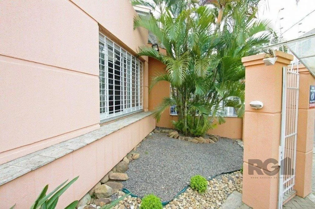 Imagem Excelente casa de 330m² com 3 dormitórios, piscina e 3 vagas.