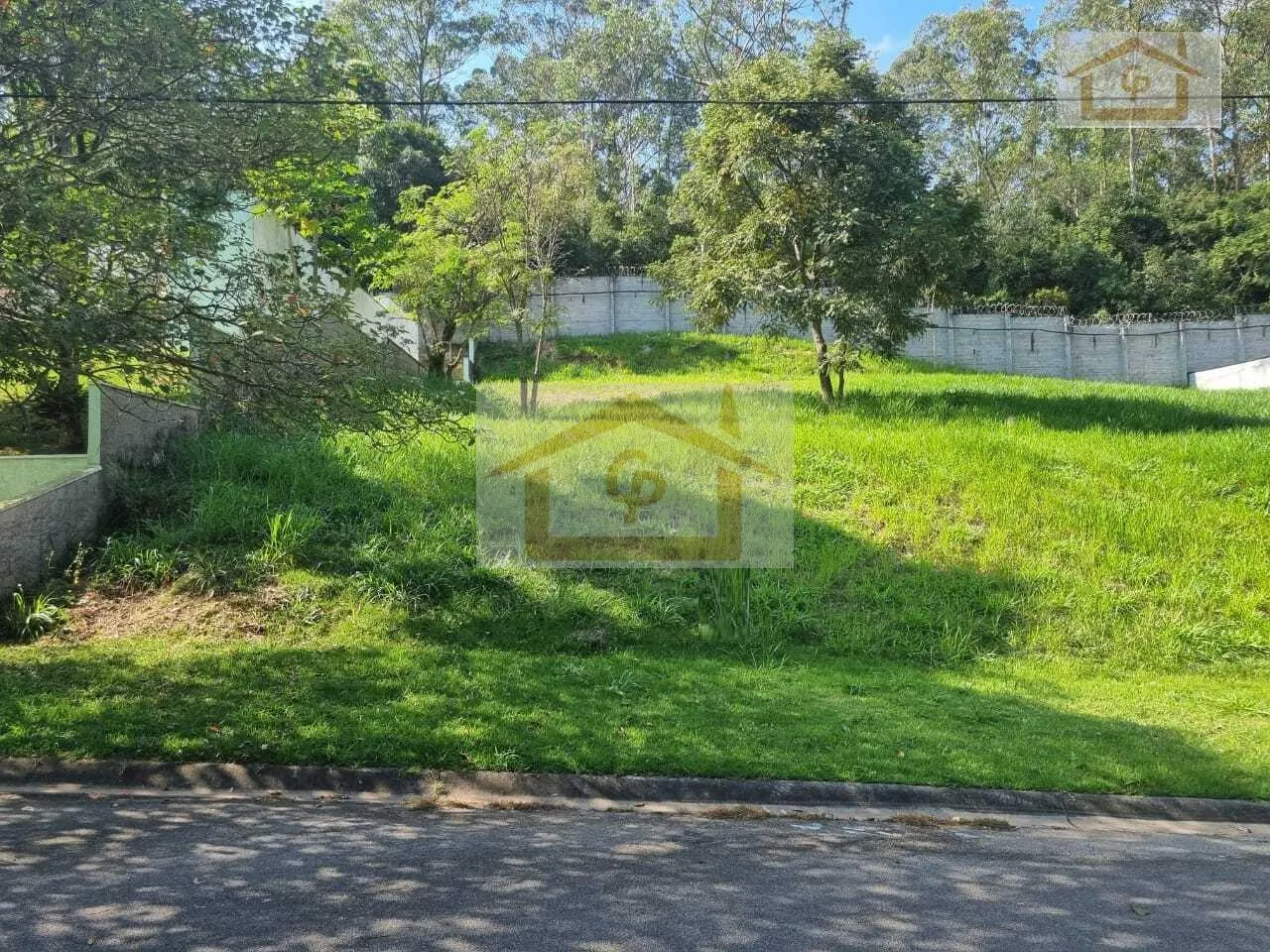 Foto do imóvel Frente para a Reserva, 560 metros, topografia Aclive