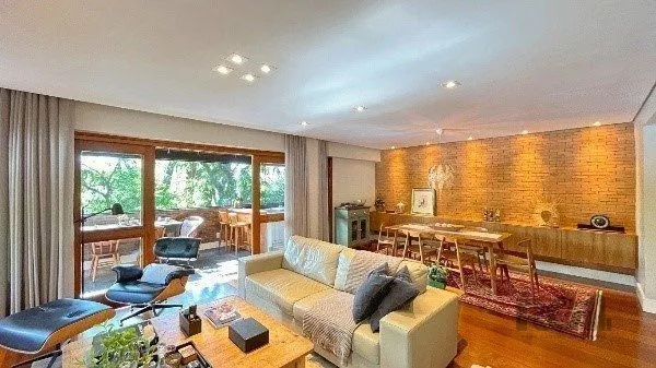 Imagem Apartamento de 200m², 4 quartos, 1 suíte e 4 vagas - Moinhos de Vento