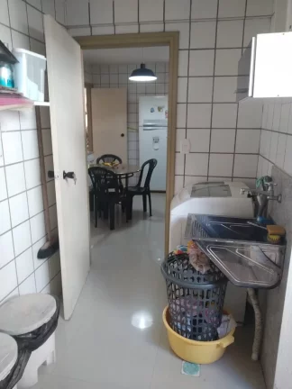 Imagem De frente para o mar da Praia do Morro 3 quartos sendo uma suíte +DCE duas vagas de garagem. Prédio com área de lazer