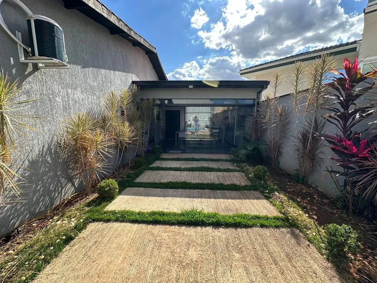 Imagem Casa Semi Mobiliada no Ibiti do Paço - 310m² Construídos, 3 Suítes e Piscina