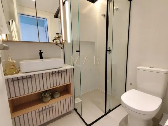 Imagem **MOBILIADO E DECORADO** Apartamento Duplex com 3 suítes, lavabo, cozinha, sala estar/jantar, área de serviço, sacada com churrasqueira. 2 vagas de ga