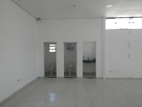 Imagem LOCAÇÃO DE SALÃO COMERCIAL EM ARUJÁ, com 250m², amplo espaço c/ pavimento superior e inferior, 2 copas e entrada c/ acessibilidade. CONSULTE-NOS..