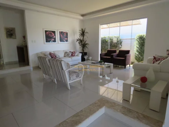 Imagem Casa térrea, com piscina, muito bem conservada e moderna com 600m² de terreno e 300m² de construção com 04 suítes. Estuda Permuta