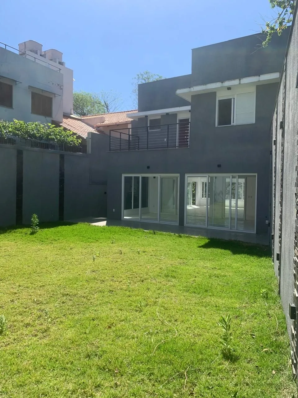 Imagem Casa com 3 dormitórios e suíte à Venda no Bairro Medianeira - Porto Alegre/RS