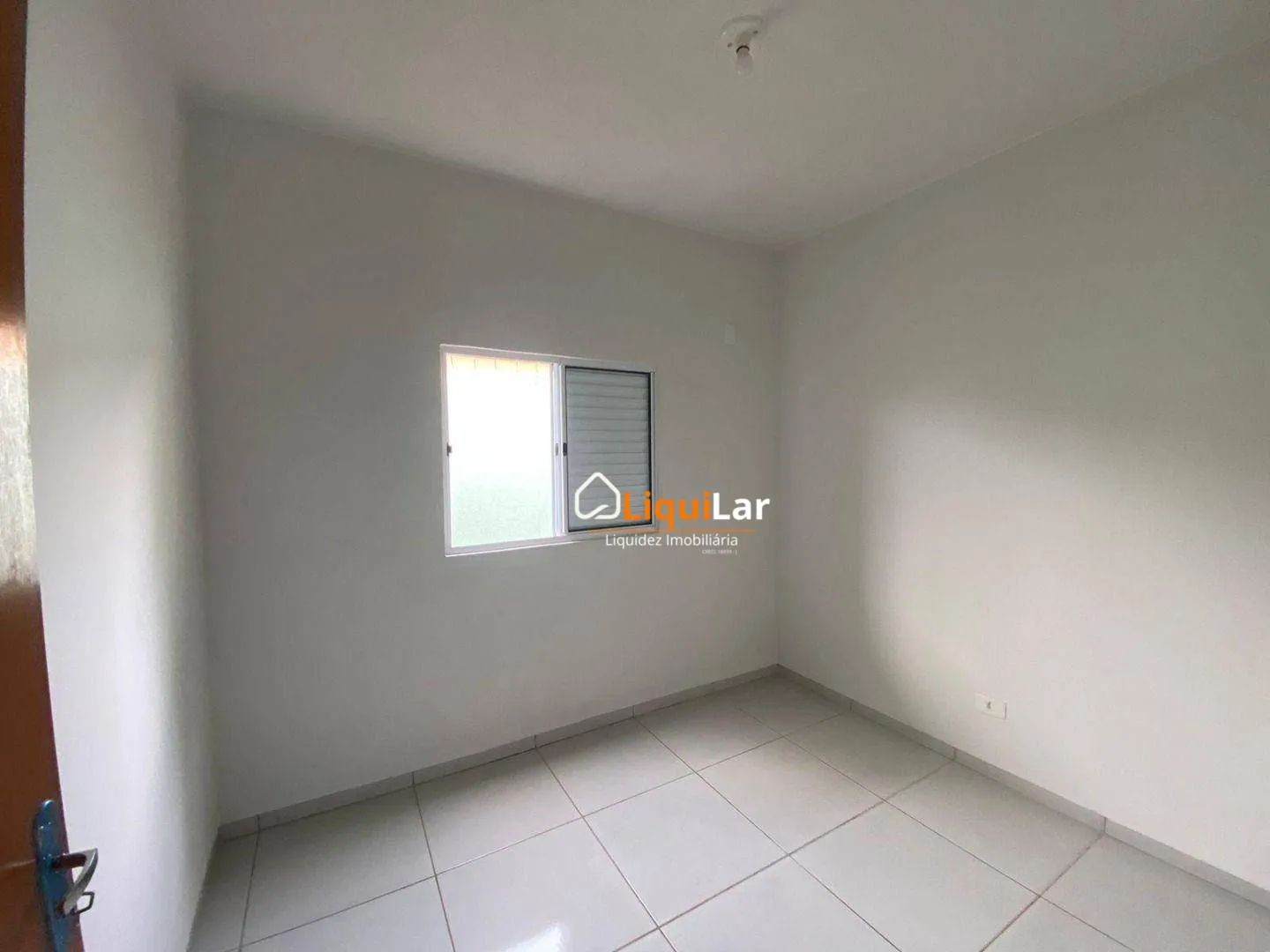 Imagem Casa Usada à Venda no Asfalto com 2 Quartos, Varanda, Amplo Quintal e Possibilidade de Minha Casa Minha Vida
