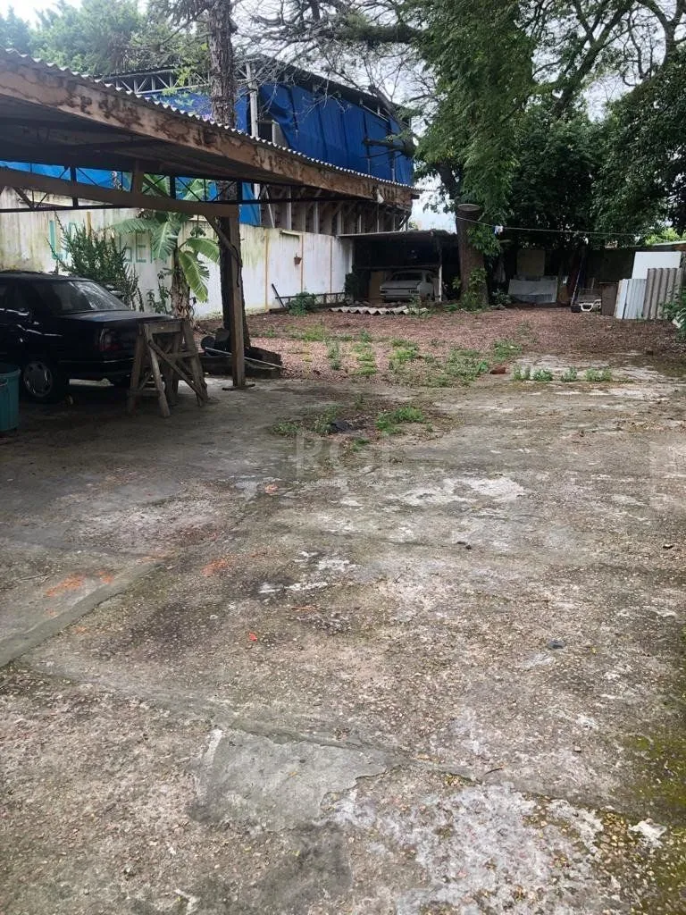 Imagem Casa/terreno medindo 200m² de privativo, 550m² totais no bairro Partenon, 9 vag