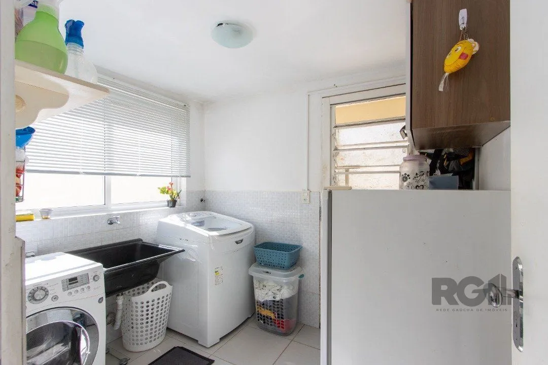 Imagem Casa a venda no bairro Guarujá com 4 dormitórios, piscina e salão de festas