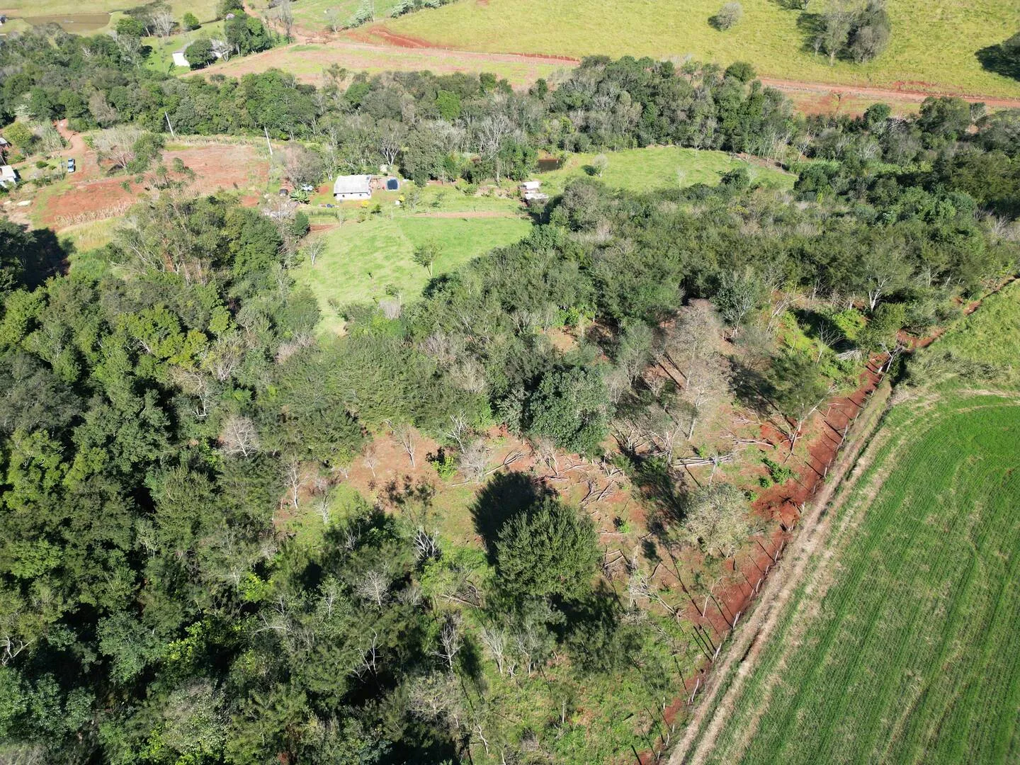 Imagem Chácara à venda em Lindoeste, 9 Km do Centro - 150m² - Piscina, Rio, Lago para pesca