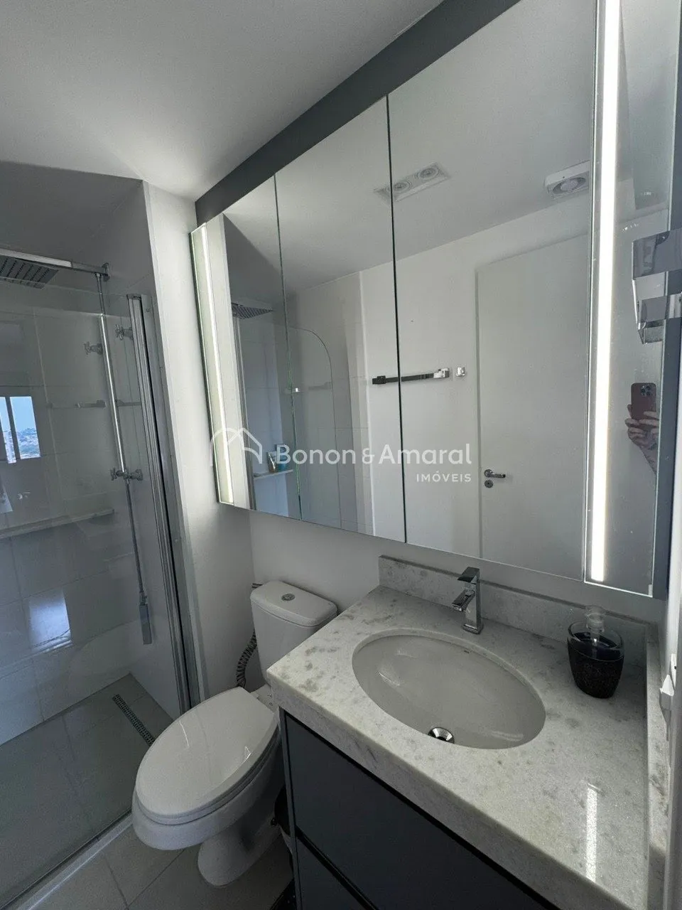 Imagem "Luxuoso Apartamento com Varanda Gourmet e Vista Deslumbrante no Taquaral"