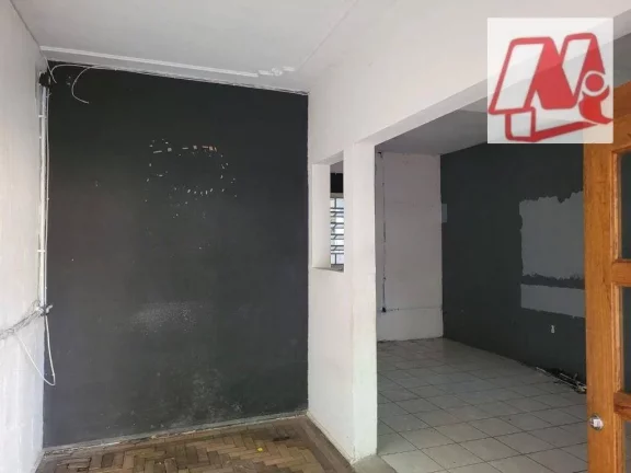 Imagem No bairro Bom Fim, prédio de 2 andares com pátio