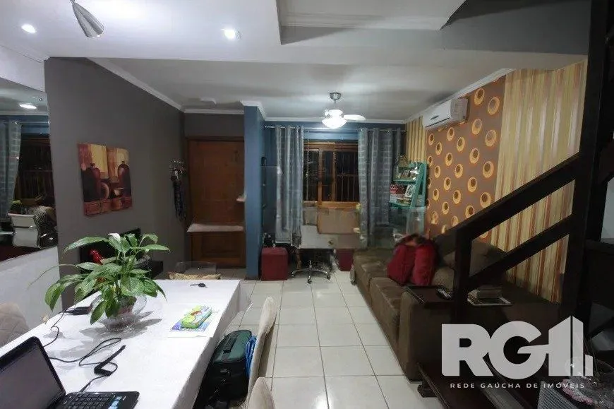 Imagem Casa residencial com 3 dormitórios 90m² privativos, e 2 vagas à venda no bairro Parque Santa Fé em Porto Alegre