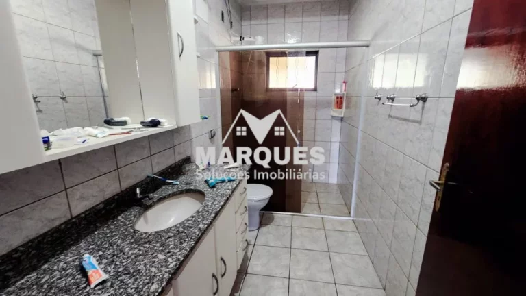 Imagem Casa principal mais 2 pequenas casas e salão c/ 80m2