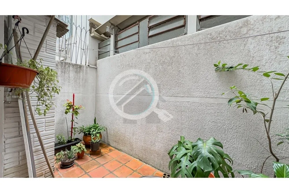 Imagem No Bairro Petrópolis, na Rua Dona Eugênia nº 964, apartamento térreo elevado com pátio, 1 dormi...