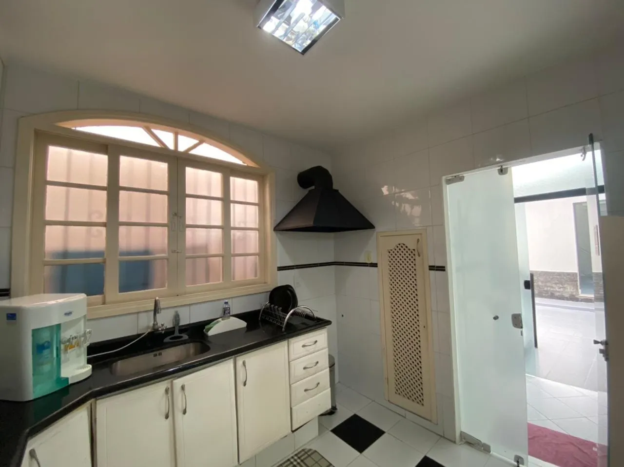 Imagem Comercial à venda 8 Quartos, 2 Vagas, 300M², Jardim Maria Augusta, Taubaté - SP