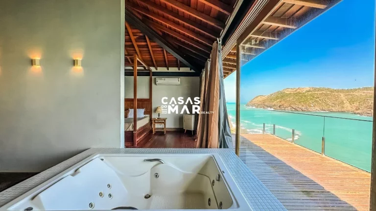 Imagem Casa Frente Mar de Luxo em Búzios-RJ: 5 Suítes, 3 Salas, 8 Banheiros, 3 Vagas, 400m².