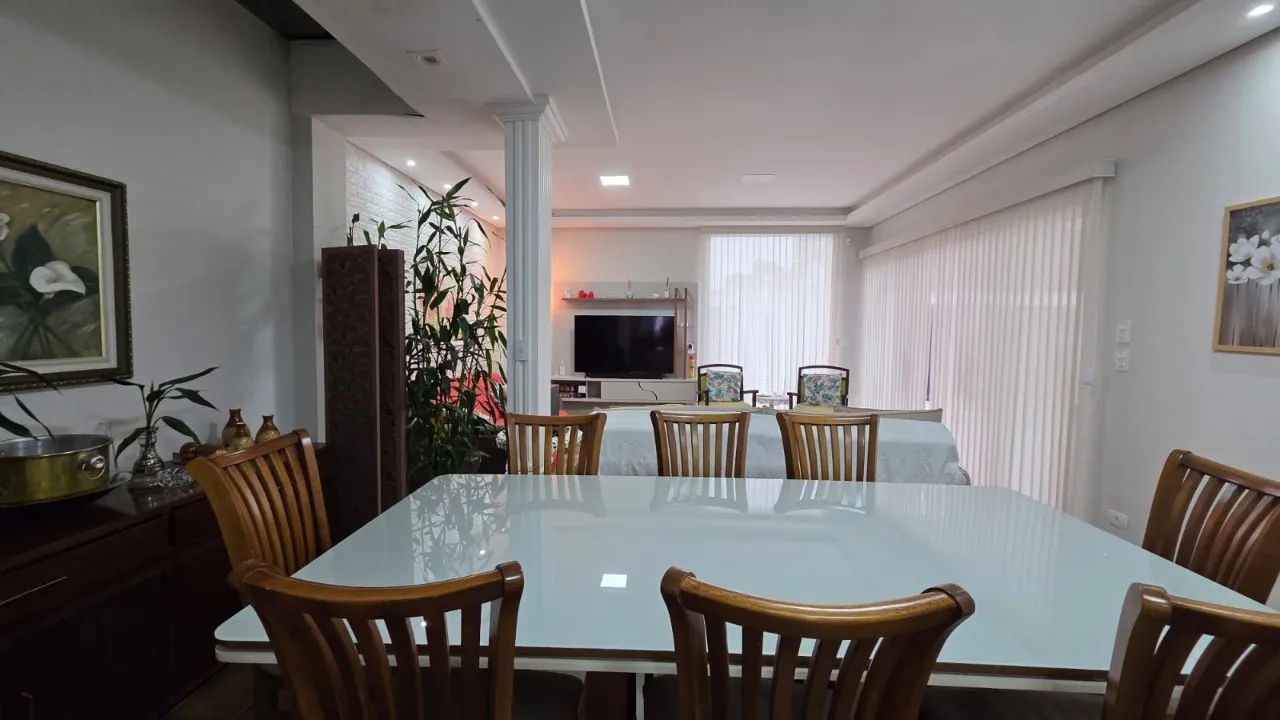 Imagem Casa com 3 suítes, 200 m², PISCINA AQUECIDA, mobiliada, com ar-condicionado e energia solar.

Cara...