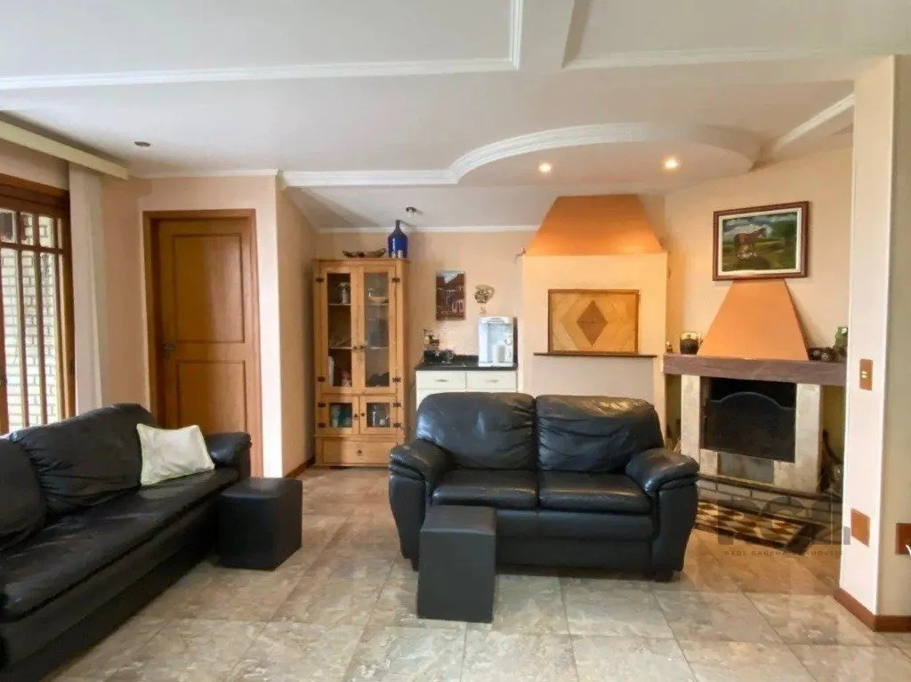 Imagem Casa com 4 dormitórios no bairro nonoai