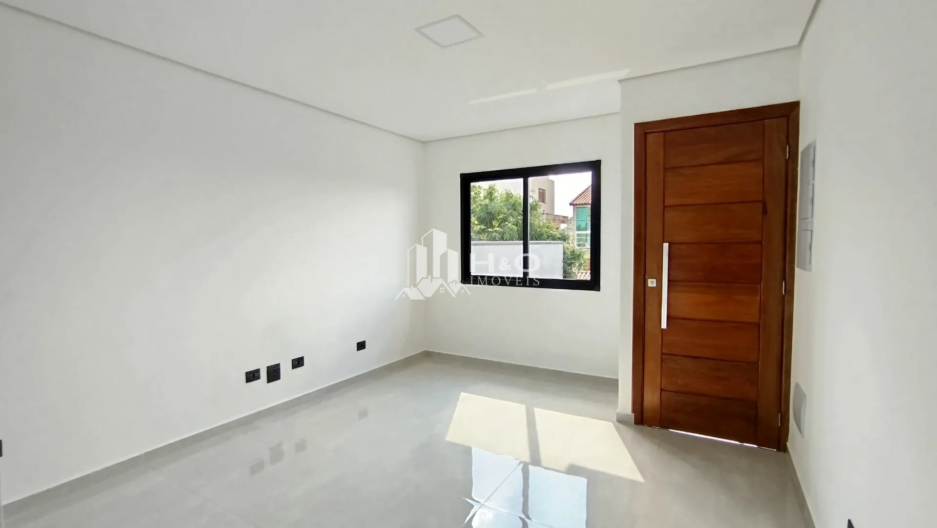 Imagem Sobrado Frontal à Venda - 3 Dormitórios (1 Suíte) - Acabamento em Porcelanato! BAIRRO JARDIM BRASILIA