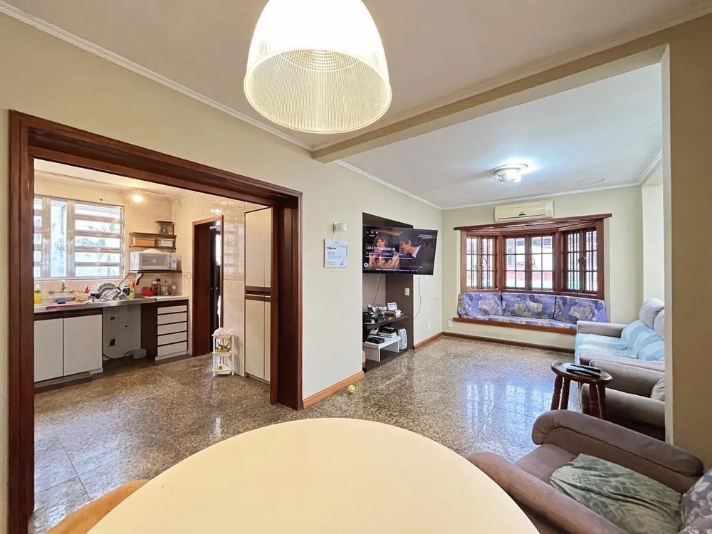 Imagem Casa ampla com piscina, adega, quiosque com churrasqueira e casa nos fundos (edícula).